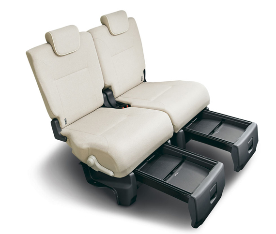 後席の下に備わる「置きラクボックス」。トレイ部分は、最大限に引き出した際の前後長が305mmで、幅は片側272mm。深さは30mmとなっている。