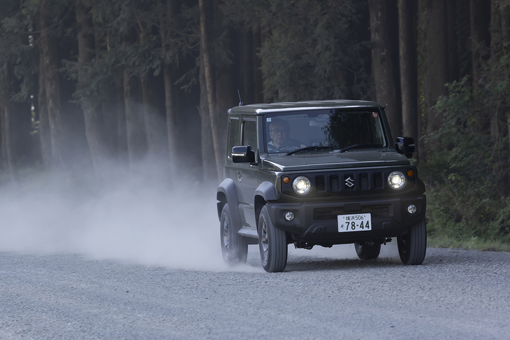 もちろんドライブトレインはパートタイム式4WD。トランスファーレバーで「2H」「4H」「4L」を切り替える。