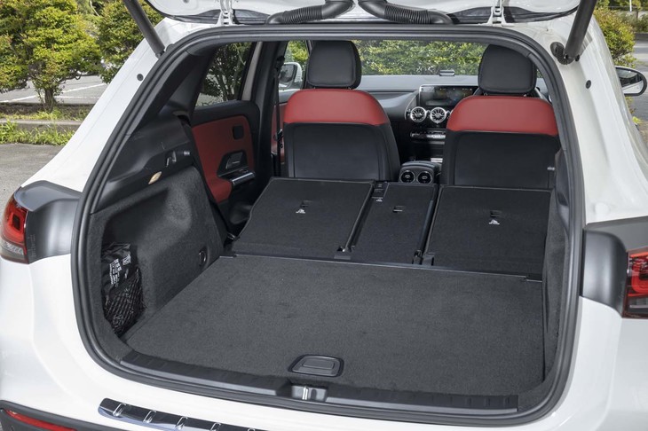後席の背もたれをすべて倒したときのラゲッジスペースの容量は1430リッター。先代より195リッターも拡大している。