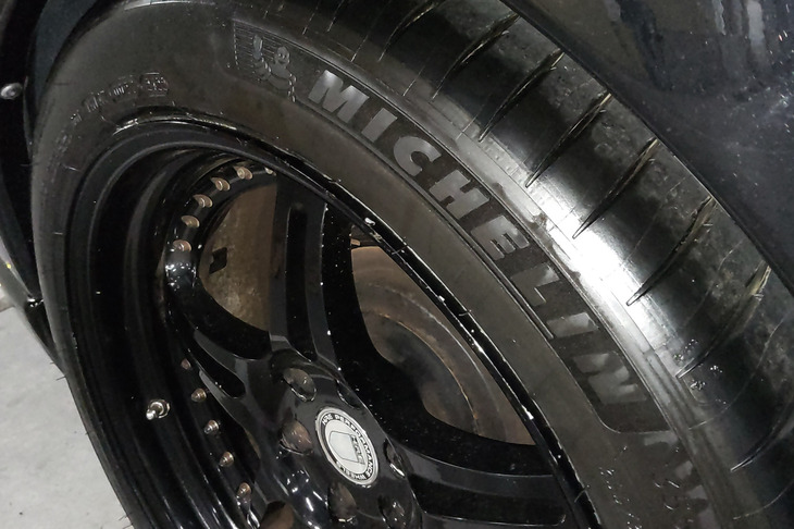 ついでに、すり減っていたリアタイヤも交換してもらった（もちろん、こちらは自費ですよ）。銘柄は、なんと「ミシュラン・パイロットスポーツ」！ 半分だけだが、これで記者も、ホントにブルジョアの仲間入り。