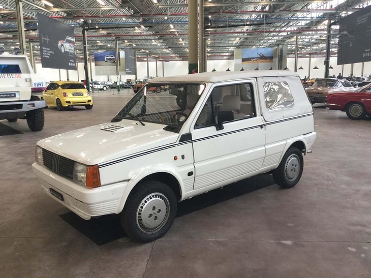 1950年代、小規模自動車メーカーからカロッツェリアに転向したトリノのモレッティはフィアット車をベースに多くの自社生産車を生み出した。1982年に発表された「モレッティ・パンダ ロック」は同社が初期に製作したバンの伝統をよみがえらせたもので、「パンダ」を作業カーに仕立て上げ、使用の自由度を高めたモデル。ピックアップとしてもワゴンとしても使えるところがミソ。少量ながら1990年まで継続生産された。