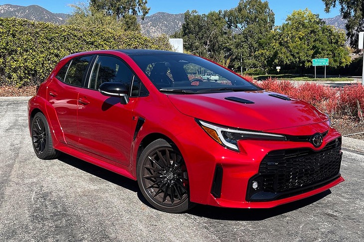 スポーティーな外観にふさわしく、「GRカローラ」のボンネット下には最高出力300PS、最大トルク370N・mを発生する直3ターボエンジンが搭載されている。