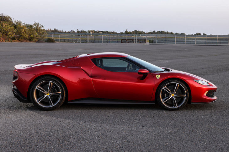 パワーユニットやボディーの各所で軽量化が追求された「296GTB」。重量がかさみがちな電動車でありながら、車重を1470kg（乾燥重量）に抑えている。