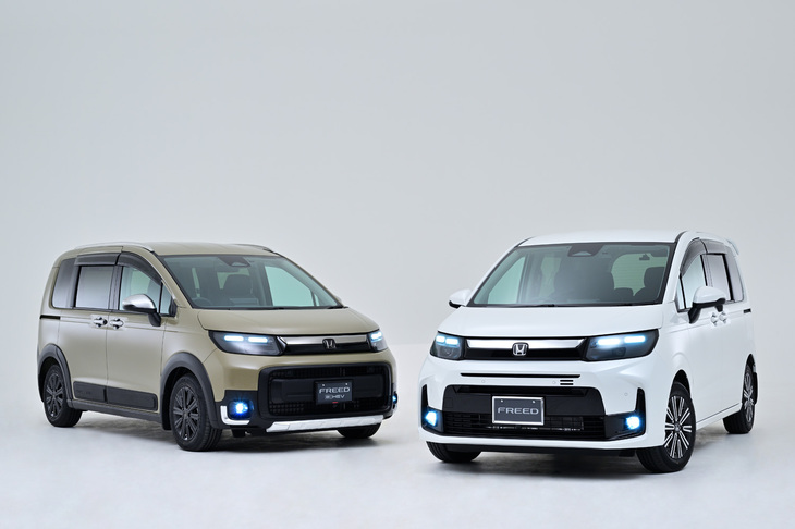 ホンダアクセスが手がける純正アクセサリーを装着した「フリード クロスター」（写真左）と「フリード エアー」（同右）。