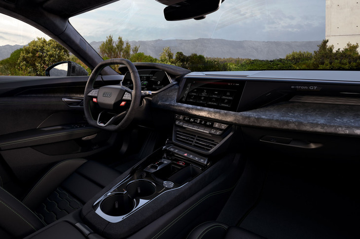 インテリアでは、シートやステアリングホイールシルプレート、デジタルコンテンツのデザインが見直された。