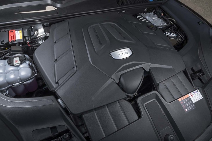 ベーシックな「カイエン クーペ」のパワーユニットは最高出力340PS、最大トルク450N・mの3リッターV6ターボエンジン。最大トルクを1340-5300rpmもの広範囲で発生するのが特徴だ。