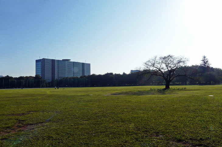 現在の東京都武蔵野市八幡町から緑町にかけての地域に存在した中島飛行機武蔵野製作所。約5万人の従業員が働いていたという敷地面積56万平方メートルの工場跡地は、今日では公園や集合住宅、高齢者総合センターなどに使われており、また周辺には、工場から延びる鉄道跡を利用した遊歩道も整理されている。