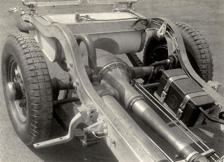 1930年に登場した“グロッサーメルセデス”こと「メルセデス・ベンツW07」シリーズのリアサスペンション。当時はこうした超高級車でも、サスペンションには車軸懸架が用いられていた。