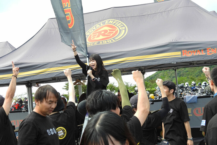 午後1時からは、こうしたイベントでおなじみのじゃんけん大会も開催。ロイヤルエンフィールド ジャパン公式アンバサダーのmapicoさんが司会を務め、会場を盛り上げた。