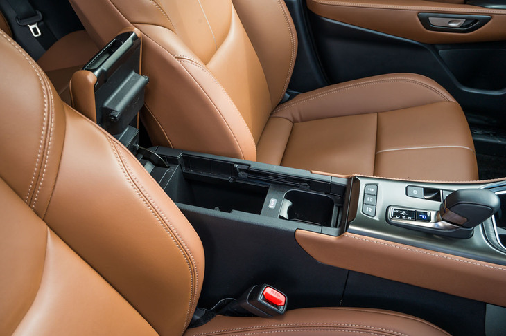 センターアームレストをスライドさせるともう1つ姿を現す。