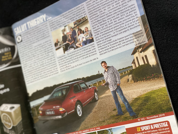 『ヤングタイマー』の2019年11月号。通常は目次ページとなる部分の半分以上を、ティエリー氏の訃報に割いた。