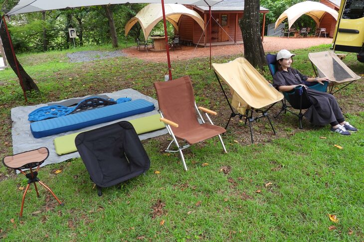 キャンプマットの寝比べ、アウトドアチェアの座り比べができるコーナー。こうした商品の使用感を比較できる機会はあまりないので、興味深かった。