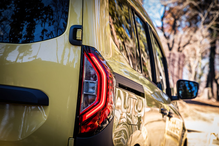 単なる箱型ではなくショルダー部分を張り出させ安定感を演出するなど、エクステリアデザインにも16年分の進化が感じられる。リアランプにはフロントと同様にCシェイプシグネチャーデザインが採用された。