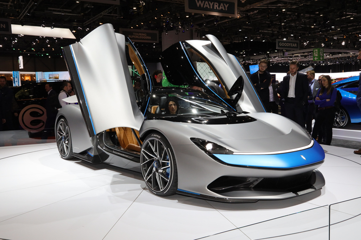 イタリア最大のカロッツェリアであるピニンファリーナは、これまでにあまたの自動車のデザインを手がけてきた。写真は2019年のジュネーブショーで発表されたオリジナルの電動スーパーカー「バッティスタ」。（写真＝佐藤靖彦）