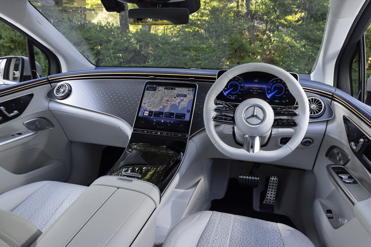 ダッシュボードの上部を彩るアンビエントライトが包まれ感を強調する。試乗車のインテリアカラーは「ネバグレー」と「ビスケーブルー」のコンビネーション。