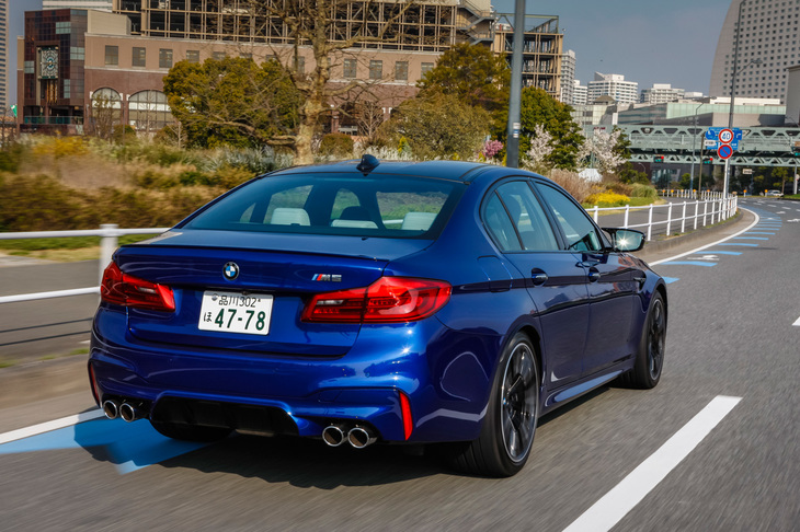 「5シリーズ」と同様、運転支援システム「ドライビング・アシスト・プラス」を搭載。ルームミラーにステレオカメラを内蔵するほか、ミリ波レーダーを前方に3基、後方に2基備えることにより、夜間や悪天候下での安全もサポートしている。