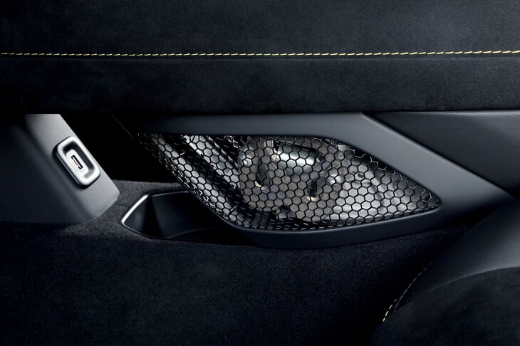 シフトレバーの下部はメッシュになっており、リンケージが見えるようになっている。