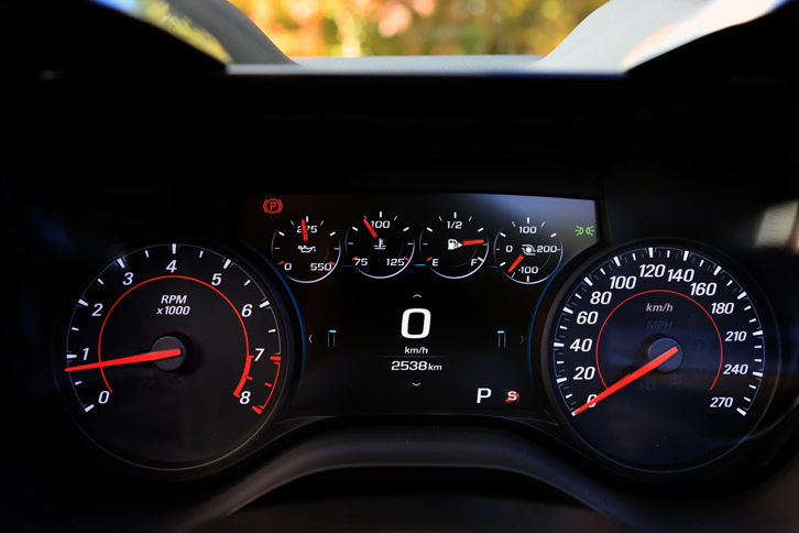 速度計とエンジン回転計、フルカラーのマルチインフォメーションディスプレイで構成されるメーターパネル。ディスプレイの表示は、ステアリングスイッチによって切り替えることができる。