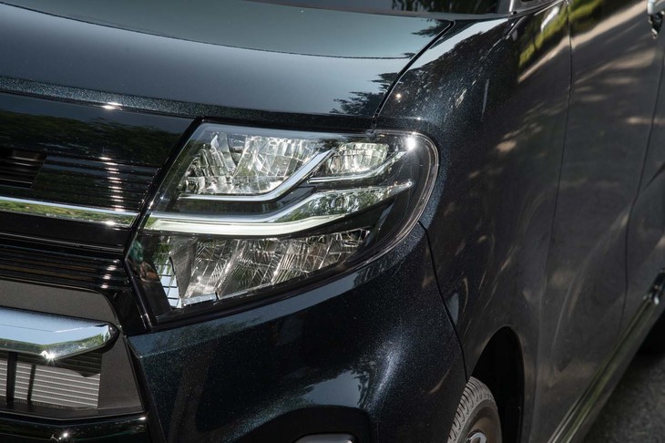 「カスタム」にはアダプティブドライビングビーム機能を備えたヘッドランプが標準装備。ハイビームでの走行中に対向車などを検知すると、その部分だけLEDを消灯し、げん惑を防ぐようになっている。