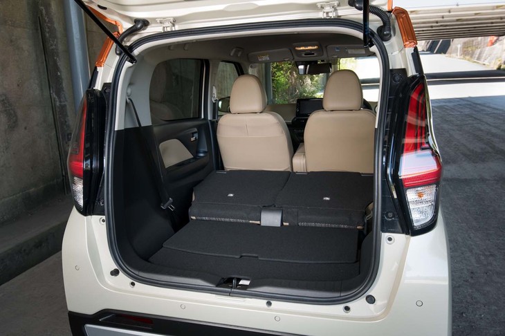 後席のスライドや背もたれの折りたたみは荷室側からでも行えるようになっている。