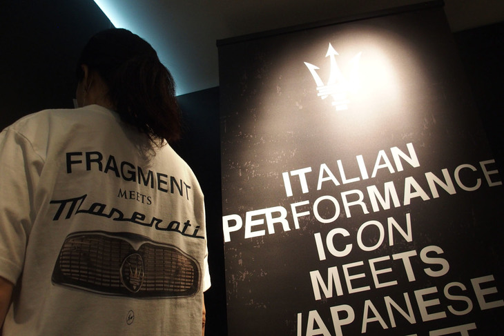 「マセラティ・ギブリ オペラネラ」発表会場の様子（コラボレーションアイテム）。