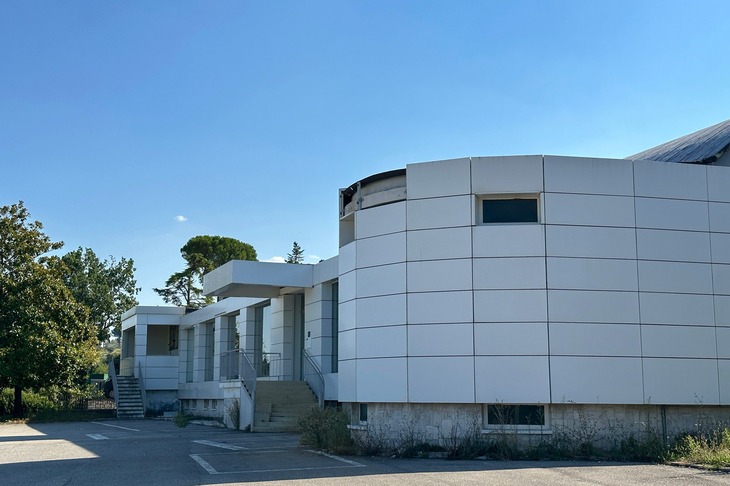 2023年8月、再訪してみると空き家になっていた。壁面パネルが無残にもはがれ始めている。