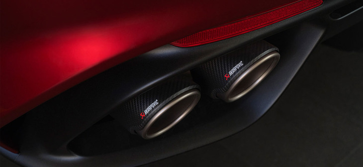 「ジュリア クアドリフォリオ コレッツィオーネ」に装着されるアクラポビッチのカーボンフィニッシャー。