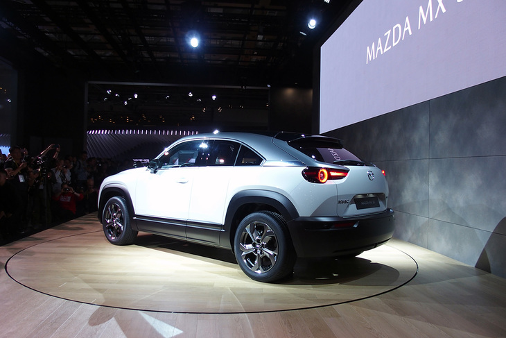 クーペライクなフォルムが特徴的な「マツダMX-30」のエクステリアデザイン。