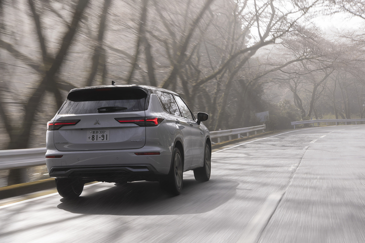 【三菱アウトランダーPエグゼクティブパッケージのスペック】
	ボディーサイズ：全長×全幅×全高＝4720×1860×1750mm／ホイールベース：2705mm／車重：2160kg／駆動方式：4WD／エンジン：2.4リッター直4 DOHC 16バルブ／フロントモーター：交流同期電動機／リアモーター：交流同期電動機／エンジン最高出力：133PS（98kW）/5000rpm／エンジン最大トルク：195N・m（19.9kgf・m）/4300rpm／フロントモーター最高出力：116PS（85kW）／フロントモーター最大トルク：255N・m（26.0kgf・m）／リアモーター最高出力：136PS（100kW）／リアモーター最大トルク：195N・m（19.9kgf・m）／タイヤ：（前）255/45R20 101W（後）255/45R20 101W／（ブリヂストン・アレンザ001）／ハイブリッド燃焼消費率：17.2km/リッター（WLTCモード）／充電電力使用時走行距離：102km／EV走行換算距離：102km／交流電力量消費率：227Wh/km（WLTCモード）／価格：668万5800円
	
	【取材時の燃費データ】
	テスト距離：303.4km（市街地1：高速道路7：山岳路2）／使用燃料：21.8リッター（レギュラーガソリン）／参考燃費：13.9km/リッター（満タン法）／14.3km/リッター（車載燃費計計測値）