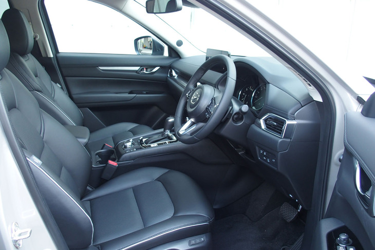 「CX-5フィールドジャーニー」のインテリア。サテンクロームメッキのエアコンルーバーベゼルや、ライトグレーのシートパイピングとステッチが採用される。