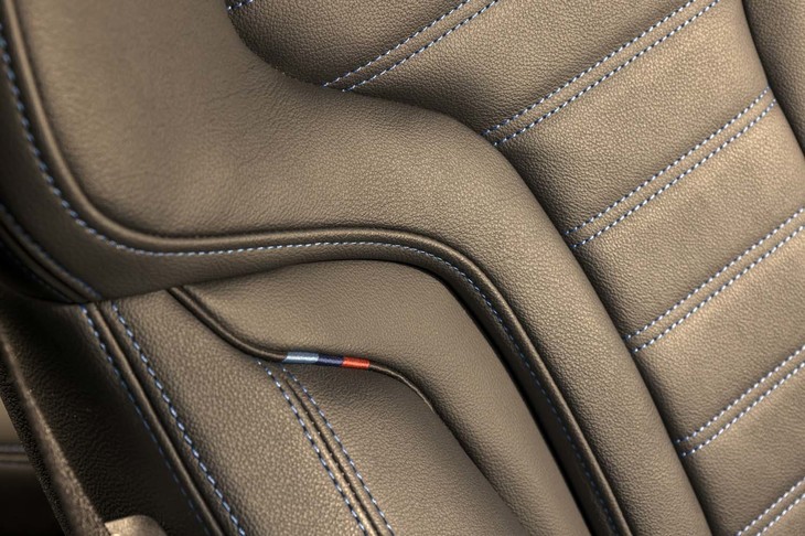 ブルーのステッチで飾られる「Mスポーツシート」。「M」の象徴たるトリコロールのパイピングも目を引く。