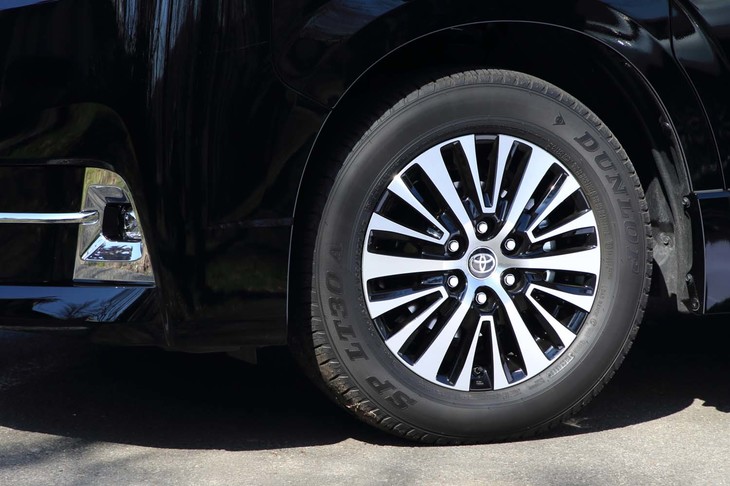 最小回転半径は5.6m。ホイールベースが210mm短い「アルファード／ヴェルファイア」（5.6～5.8m）を思えば、十分な小回り性能だ。