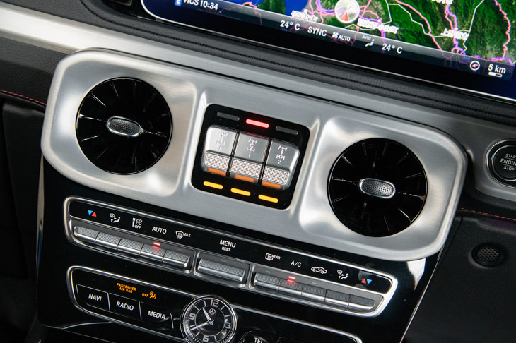 ダッシュボードの中央に備わる、3つのデフロックのスイッチ。メルセデス・ベンツいわく、名の通ったオフロード車の中でも、フロント、センター、リアの3カ所にデフロック機構を持つのは「Gクラス」だけとのこと。