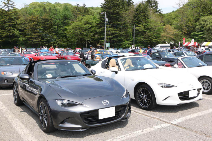 続々と参加台数が増加中なのが、現行型となる「NDロードスター」だ。以前はソフトトップ中心であったが、今年は「RF」がより増えたようで、RFが隣同士になる光景も。