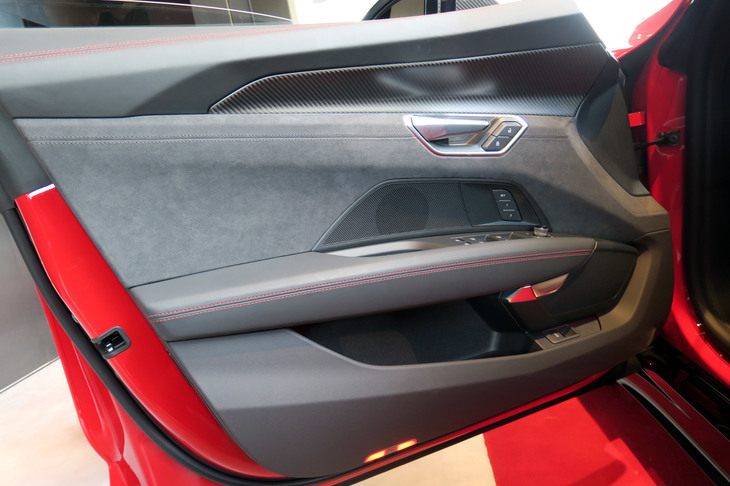 アウディRS e-tron GT（フロントドアトリム）