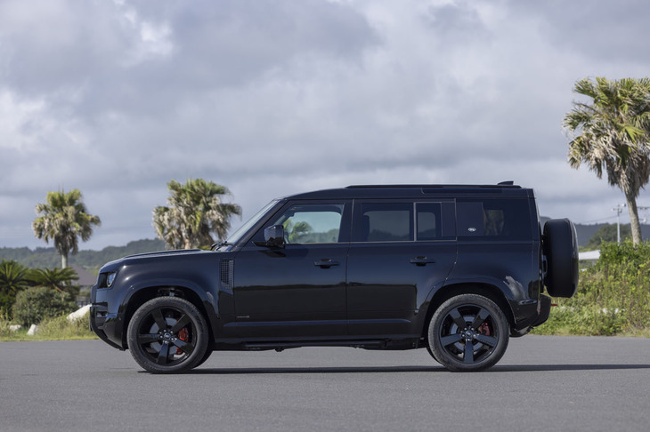 「ディフェンダー110」のボディーサイズは全長×全幅×全高＝4945×1995×1970mm、ホイールベースは3020mm。車重は2420kgとなる。「アルパインウィンドウ」と呼ばれるルーフの後端左右に設けられた窓は、オリジナルの「ディフェンダー」を想起させるモチーフだ。