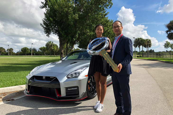 大坂なおみ選手と、贈呈されたアルティメイトメタルシルバーの「日産GT-R NISMO」。
