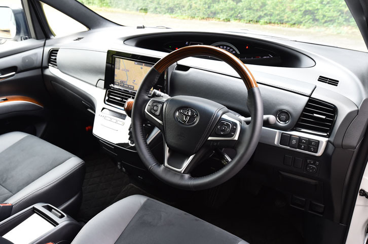 上級グレード「アエラス プレミアムG」には、本木目調の本革巻きステアリングホイールが装着される。