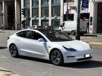 ミラノ中央駅前で信号待ちをする「テスラ・モデル3」のタクシー。2022年6月に撮影。