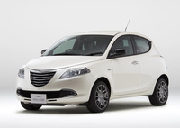 2011年「クライスラー・イプシロン」。3代目「ランチア・イプシロン」の右ハンドル仕様で、ランチアがすでに撤退していたイギリスと日本で販売された。フィアットとクライスラーの協業時代の産物。