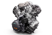 1301ccの排気量を持つLC8型エンジンについては、ヘッドまわりや吸排気系を中心に改良を実施。最高出力が177PS/9750rpmから180PS/9500rpmに向上している。