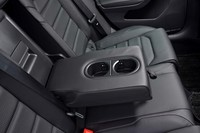 後席用のアームレストには、カップホルダーが2つ用意される。