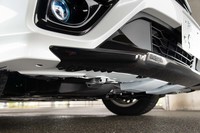 フロントバンパー下部中央にはエアロスロープを、両サイドにはエアロボトムフィンをそれぞれレイアウト。下からのぞき込むようにしないと見えない。