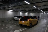 日産グローバル本社で「プロパイロットパーキング」のデモンストレーションを見せてもらう。駐車枠内にきれいに収まると、報道陣から歓声が上がった。