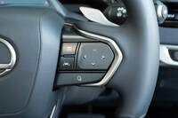 アダプティブクルーズコントロールや車線維持支援機能などといった運転支援システムは充実。リモート機能付きの駐車支援システムも「RX350“Fスポーツ”」にオプションで、その他のモデルには標準で用意される。（写真：向後一宏）