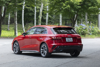 「30 TFSI Sライン」はスポーツサスペンションを装備。非Sラインのスタンダードグレードよりも車高が15mm低く設定されている（1435mm）。