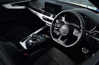 凜（りん）としたインテリアからは、素材の良さが伝わってくる。写真は「A4 45 TFSIクワトロSライン」のもの。