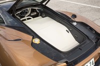 開口部の大きな、縦長のラゲッジスペース。深さは浅めながら、420リッターの容量が確保される。ガラス製のテールゲートは電動スイッチでクローズする。