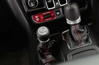 トランスミッションは、トルコン式の8段AT。シフトレバーの左には、手動で駆動方式を切り替えるためのトランスファーレバーがレイアウトされる。