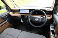 12.3インチのセンターティスプレイと7インチのメーターディスプレイを段差なくつなげたインストゥルメントパネルを採用する新型「ルークス」のコックピット。布張りのダッシュボード中央部は、跳ね上げ式テーブルをモチーフにデザインされた。メーターディスプレイの背面には小物の収納に便利なふた付きの「運転席アッパーボックス」が設置されている。